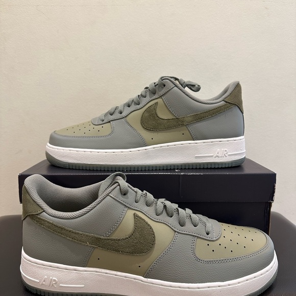 NIB MenNike Air Force 1 '07 LV8 Low Dark Stucco Medium Olive Sneakers FJ4170 002 - Picture 3 of 6